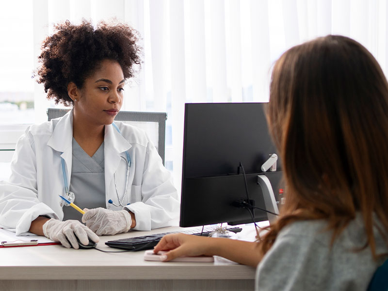 Médica atendendo paciente na IBT Saúde